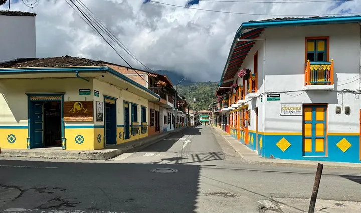 Oficina de Viajeros Jardín en una calle colorida de Jardín, Antioquia